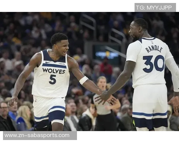 兰德尔谈与爱德华兹的默契配合：赛季磨合让我们更加默契无间